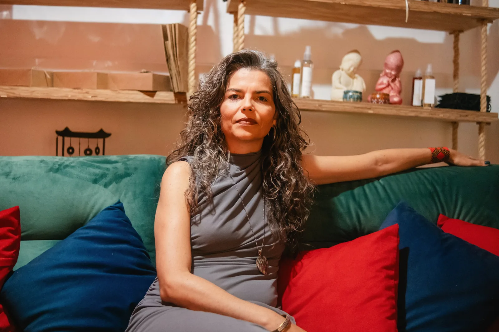 Vivian Amarante em ambiente acolhedor