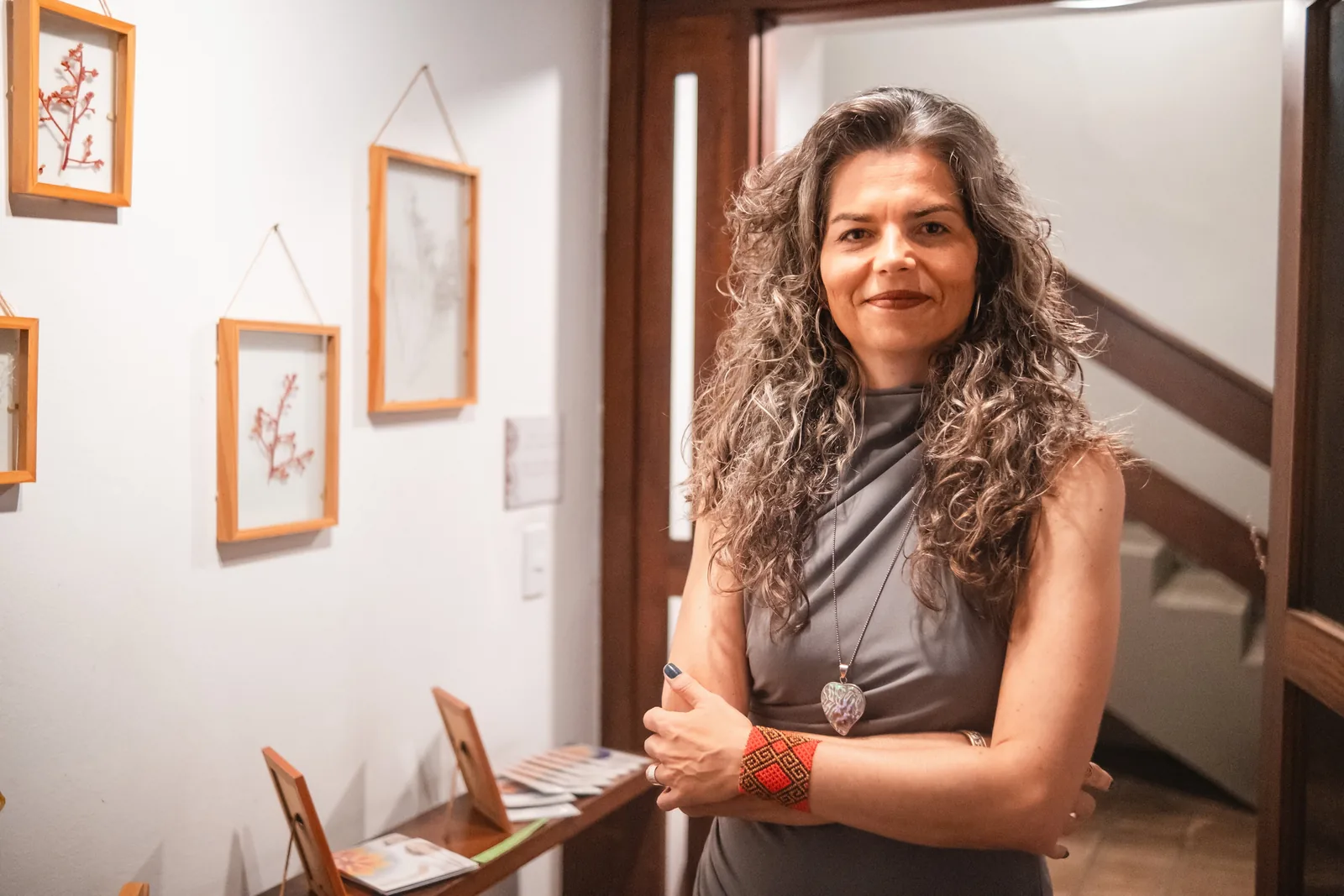 Vivian Amarante ao lado de obras de arte