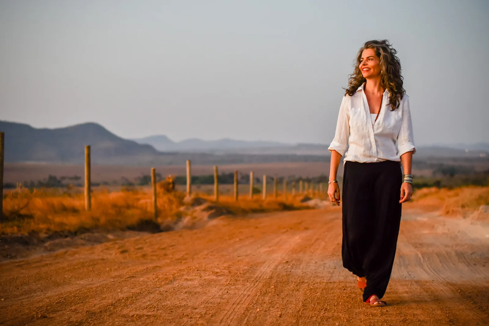 Vivian Amarante caminhando em uma estrada
