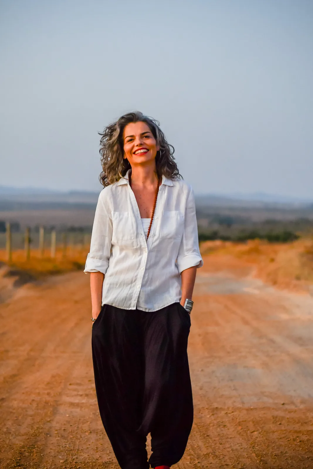 Vivian Amarante em paisagem aberta