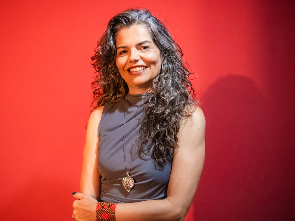 Vivian Amarante em retrato de estúdio vermelho