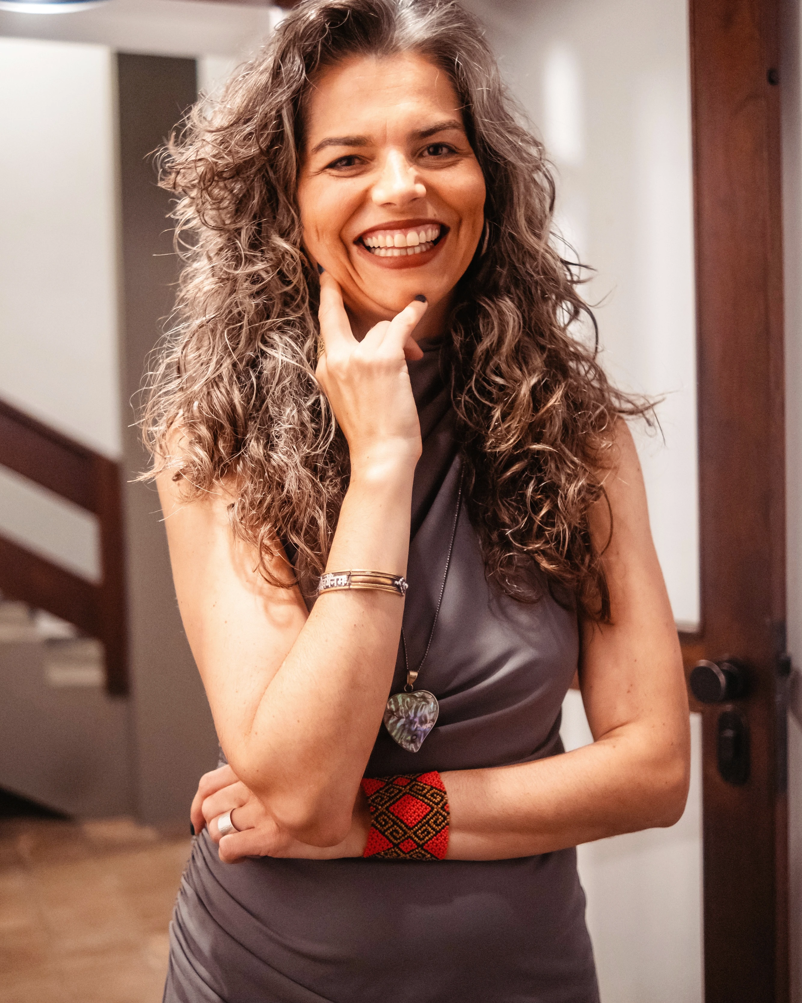 Vivian Amarante em retrato editorial e acolhedor