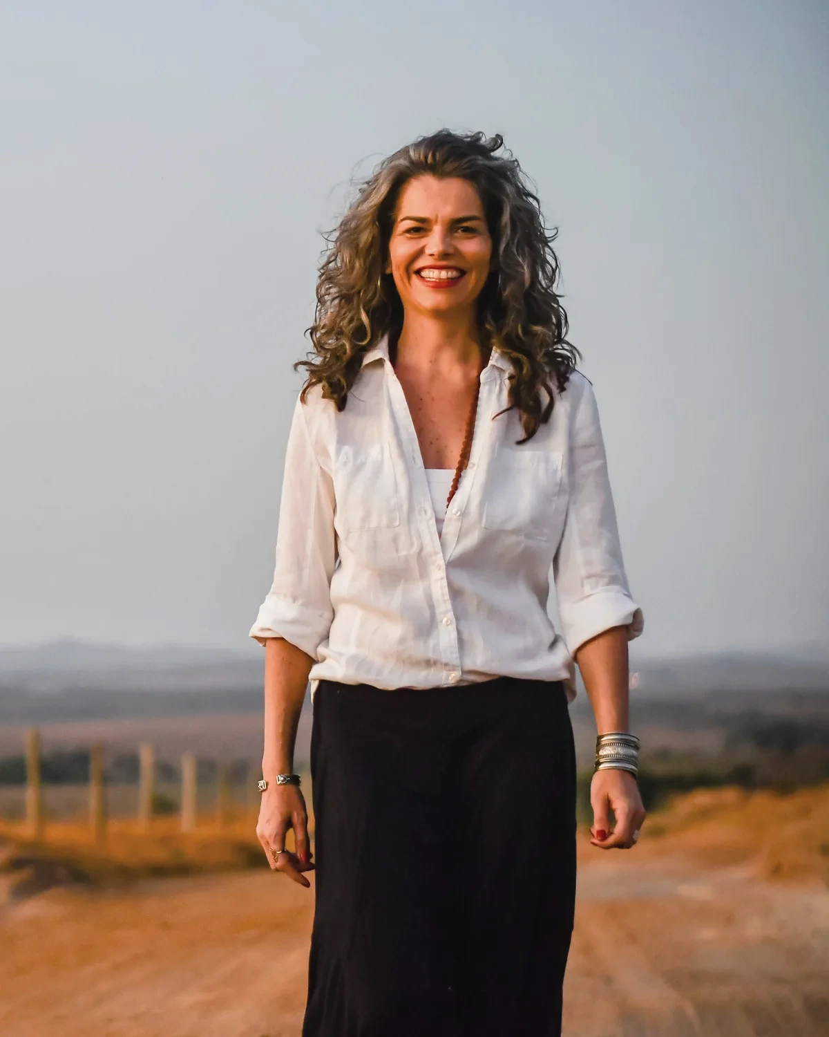 Vivian Amarante em paisagem aberta