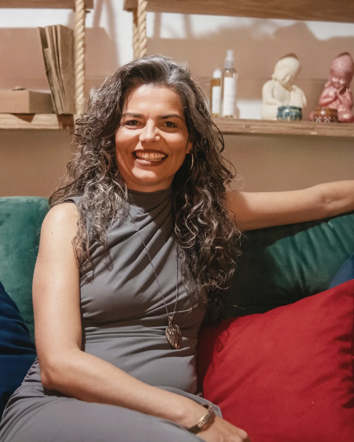 Vivian Amarante em um espaço de conversa e acolhimento