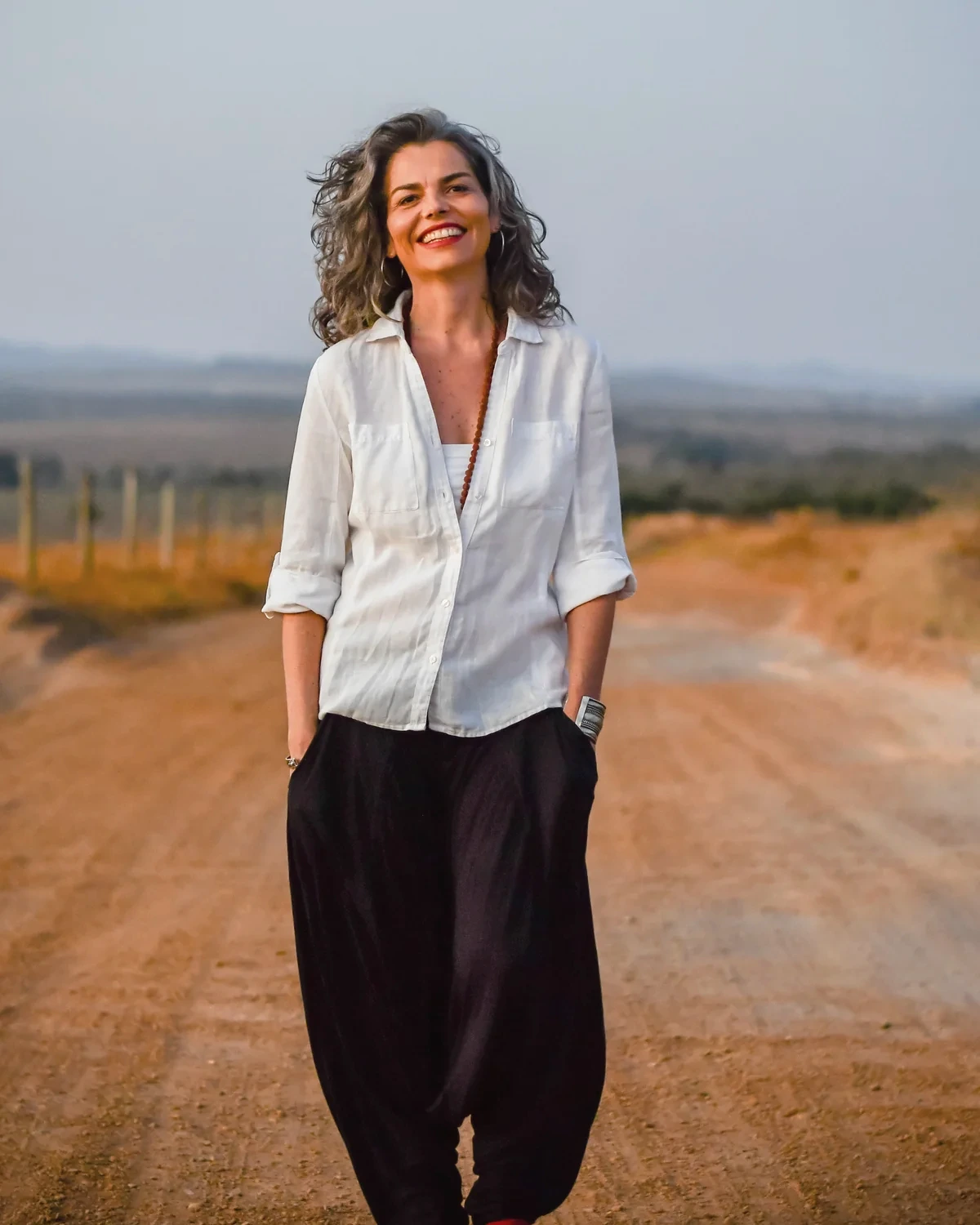 Vivian Amarante em uma paisagem aberta