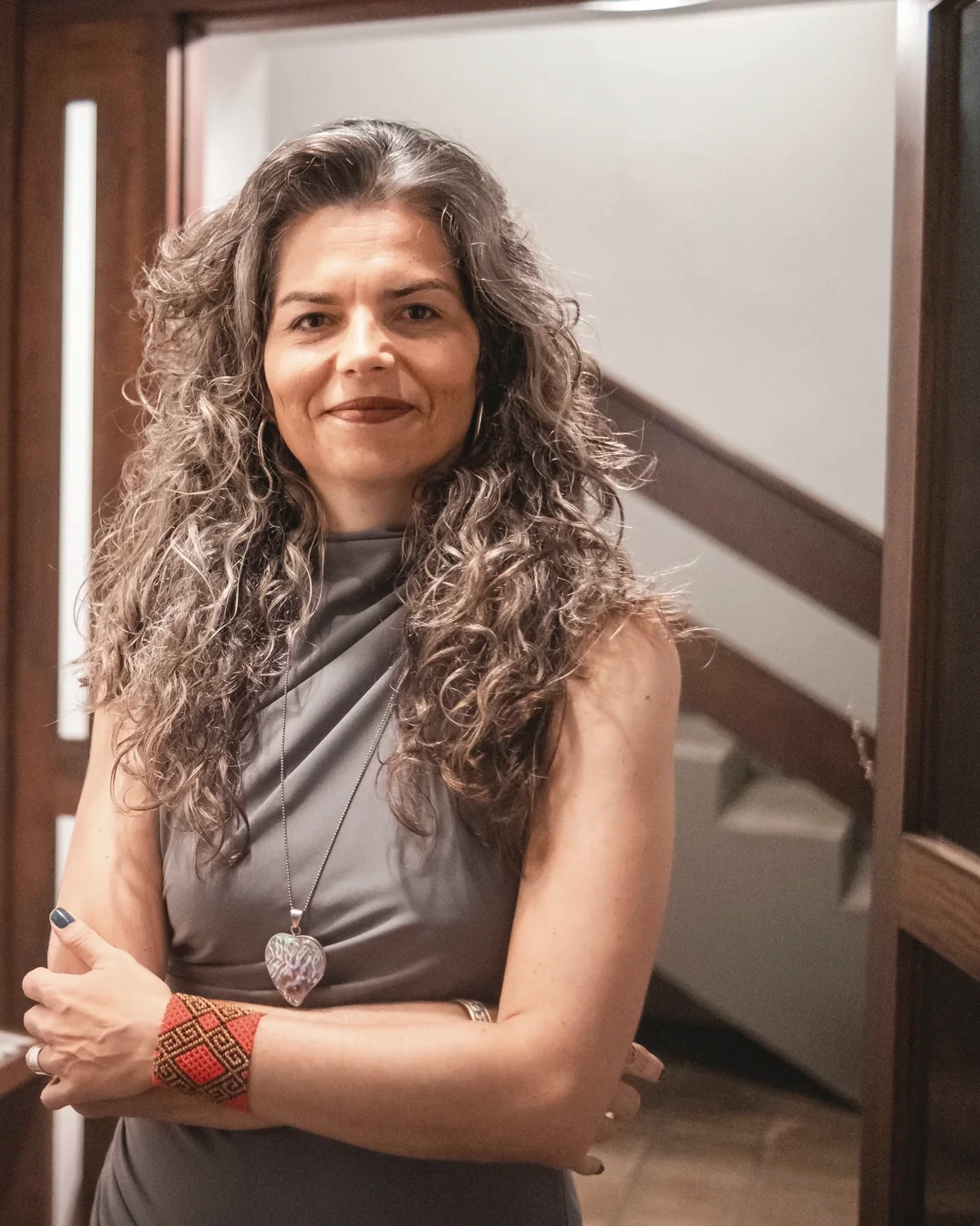 Vivian Amarante em ambiente de arte e arquitetura